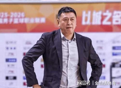 kaiyun sports-又输了！45岁少帅，上任后5胜12负，将季后赛球队，带到了倒数第3