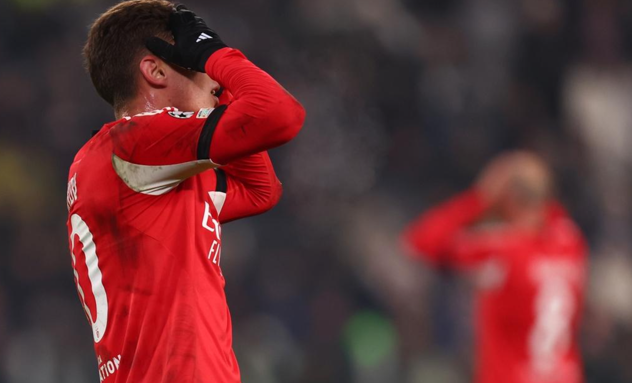 开云官方直播-点球罚丢！穆里尼奥太绝望，输给斯帕莱蒂，欧冠7场5负太差劲