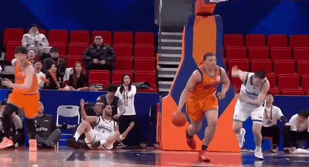 kaiyun sports-起飞！张镇麟快攻接球远距离起飞上演双手滑翔飞扣